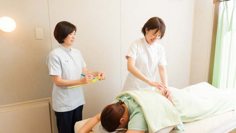 第二校舎臨床施設はプライバシーを重視した防音個室の治療ブースは全7室。日本伝統医学（鍼灸）を地域社会へ広げる治療院と、学生の臨床実習の場としての役割を果たしています。
