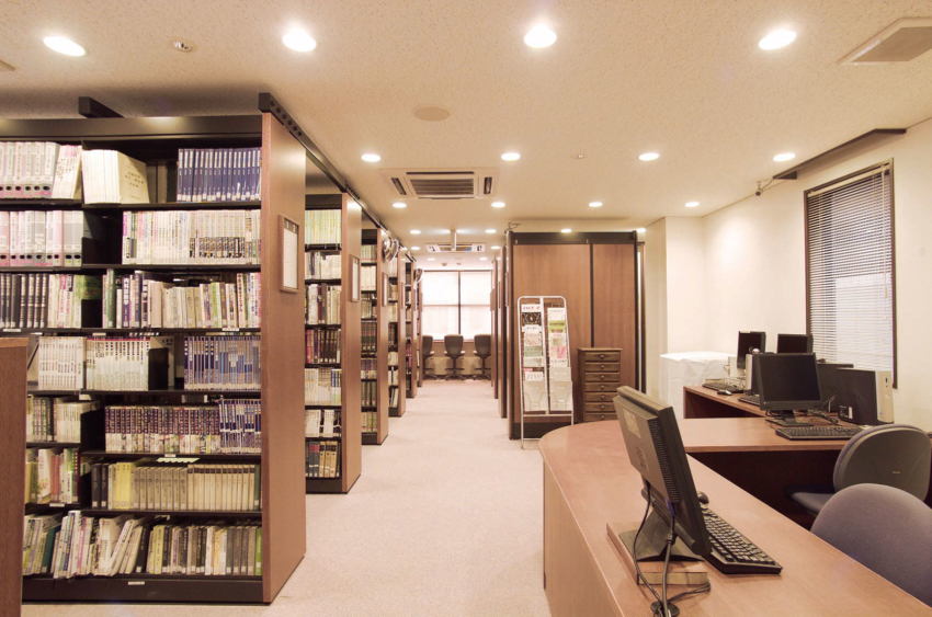 アッタライイナが、ここにある！<br /></noscript>
書店で見かけた参考書や医療関係の書籍。医療関係の本は意外に高いのです。<br />
こんな時は即購入せずに、まず図書館へGO！最新刊でないかぎり、ほぼ所蔵しています。専任スタッフ2名がご案内します。<br />
