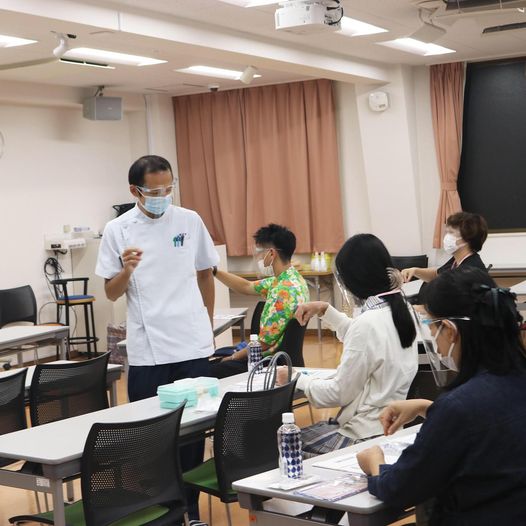 9.16(木）19時～、「はりに触れてみよう」イベントを開催！！
本校の1年生が学ぶ「はり実技」を体験いただきました。
まずは、3種類のはりに触れて、素材や太さの違いを体感し、
それぞれの特徴を学んでいただきました。
なかでも、銀製のはりは、扱いは難しいものの、
体になじみやすく、効果が出やすいとされています。
本校では1年生の段階で、あえて銀のはりでの練習を繰り返し、
基礎力をしっかり身に着けるカリキュラムが組まれています。
これにより、2年生以降の応用技術の習得がスムーズに進みやすくなります。

□ご参加いただいた皆さんからの声
「はりに触ったことがなかったので、とても面白かったし、楽しかったです」
「充実した体験内容でした。興味と実感がもてる講義、ありがとうございました」
