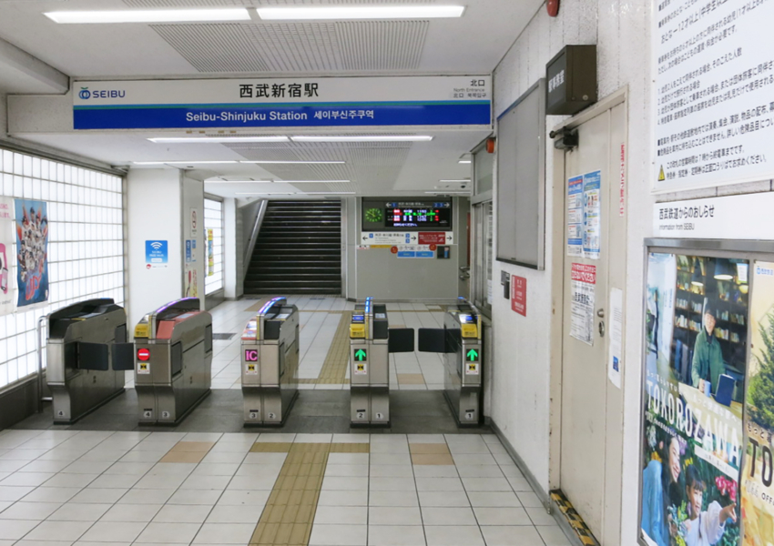 西武新宿駅北口改札を出ます