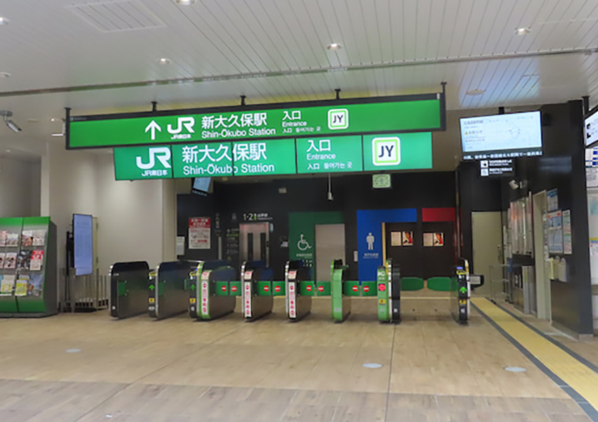 JR新大久保駅改札を右へ（改札は一つです）