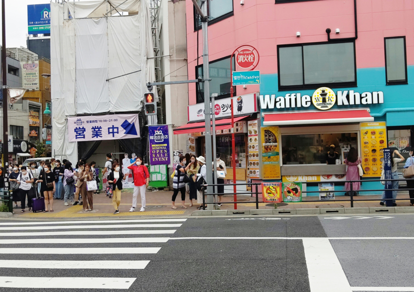 横断歩道→「海苔巻き店・ワッフル店」右折