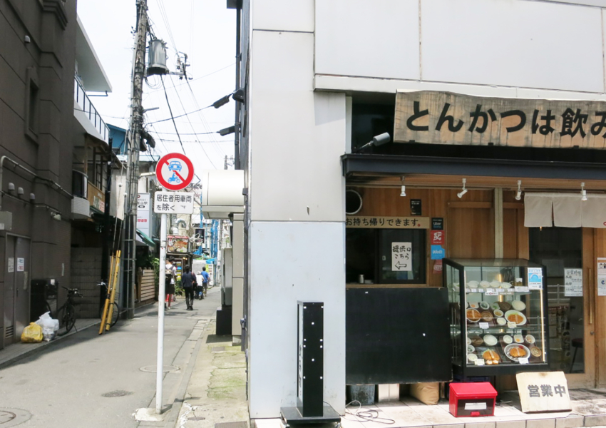 ちょっとディープな路地に入ります(右横はとんかつ店）