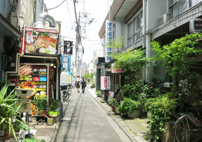 韓国料理店を横目に、直進