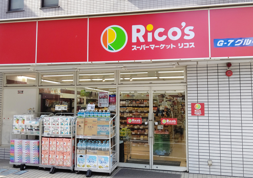 左手に、コンビニ「Rico's」