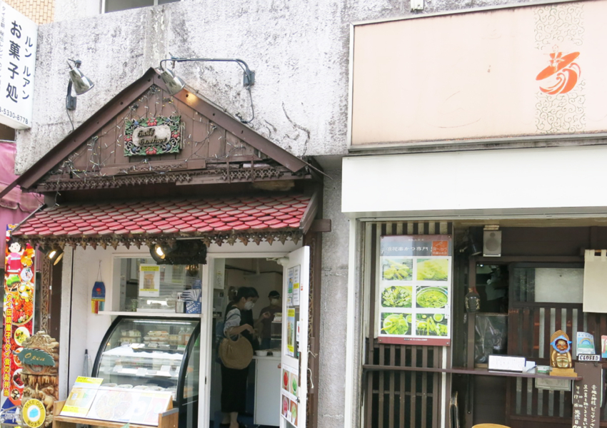 右手にタイ料理店や串揚げ店