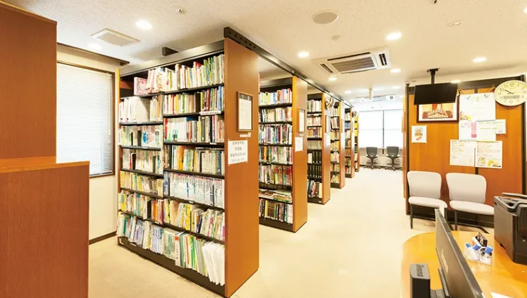 第三校舎図書館の専門性の高い充実した資料は、鍼灸古典籍だけでも一千冊を超える蔵書があり、東洋医学に精通した図書館にいつでも気軽に相談できます。