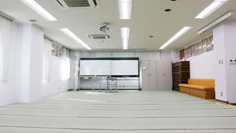 第一校舎実技室（畳）では、実際の臨床の場では意外と多く使われる畳の上でも、鍼・灸・あん摩マッサージ指圧の実技実習を行います。2022年1月、畳をすべて新しく取り替えました。