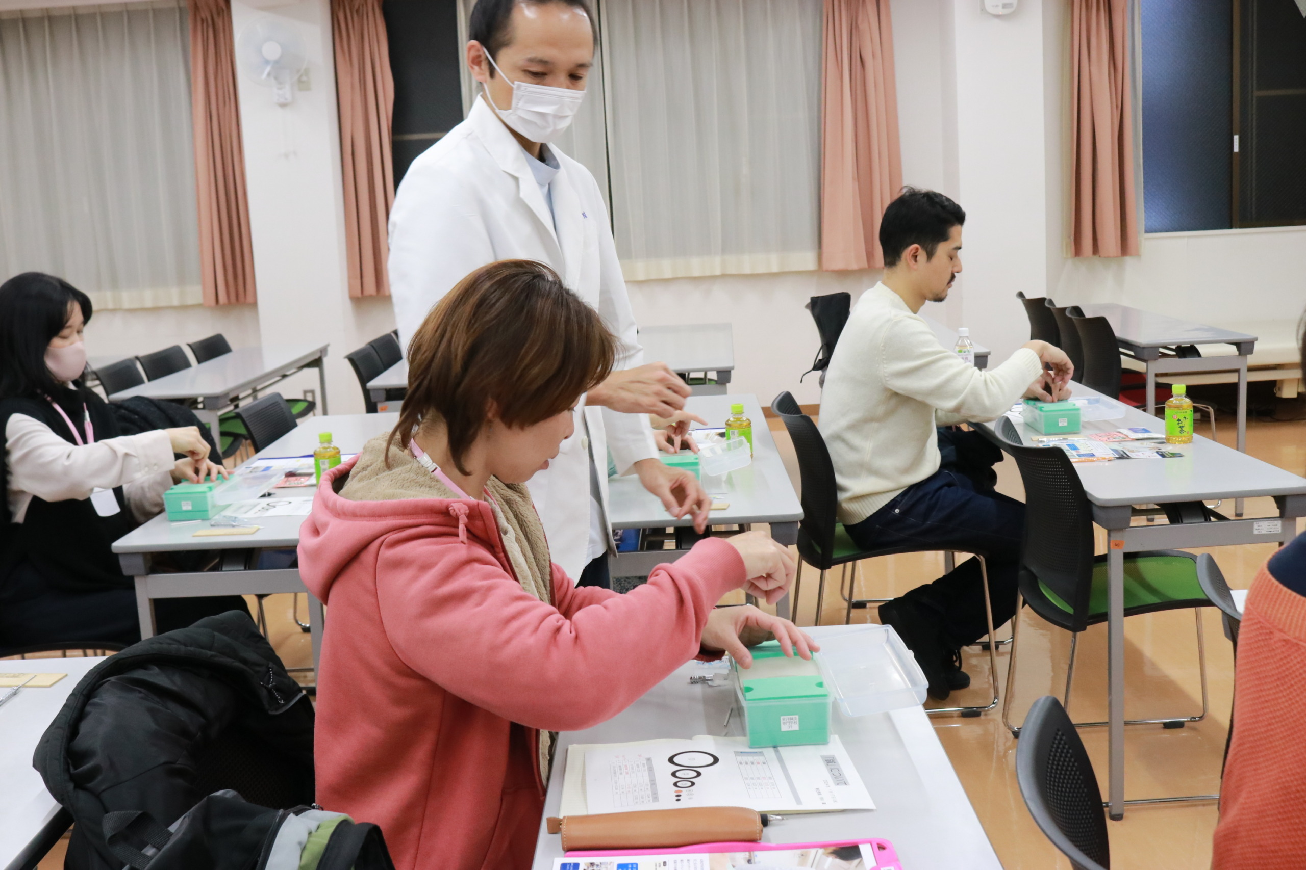 ハリ実技を体験しよう!~ハリに触れてみよう~