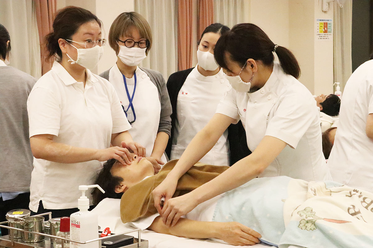 奥住知子講師に学ぶ「はりきゅう実技Ⅲ(美容鍼灸)」(3年生)※鍼灸科のみ